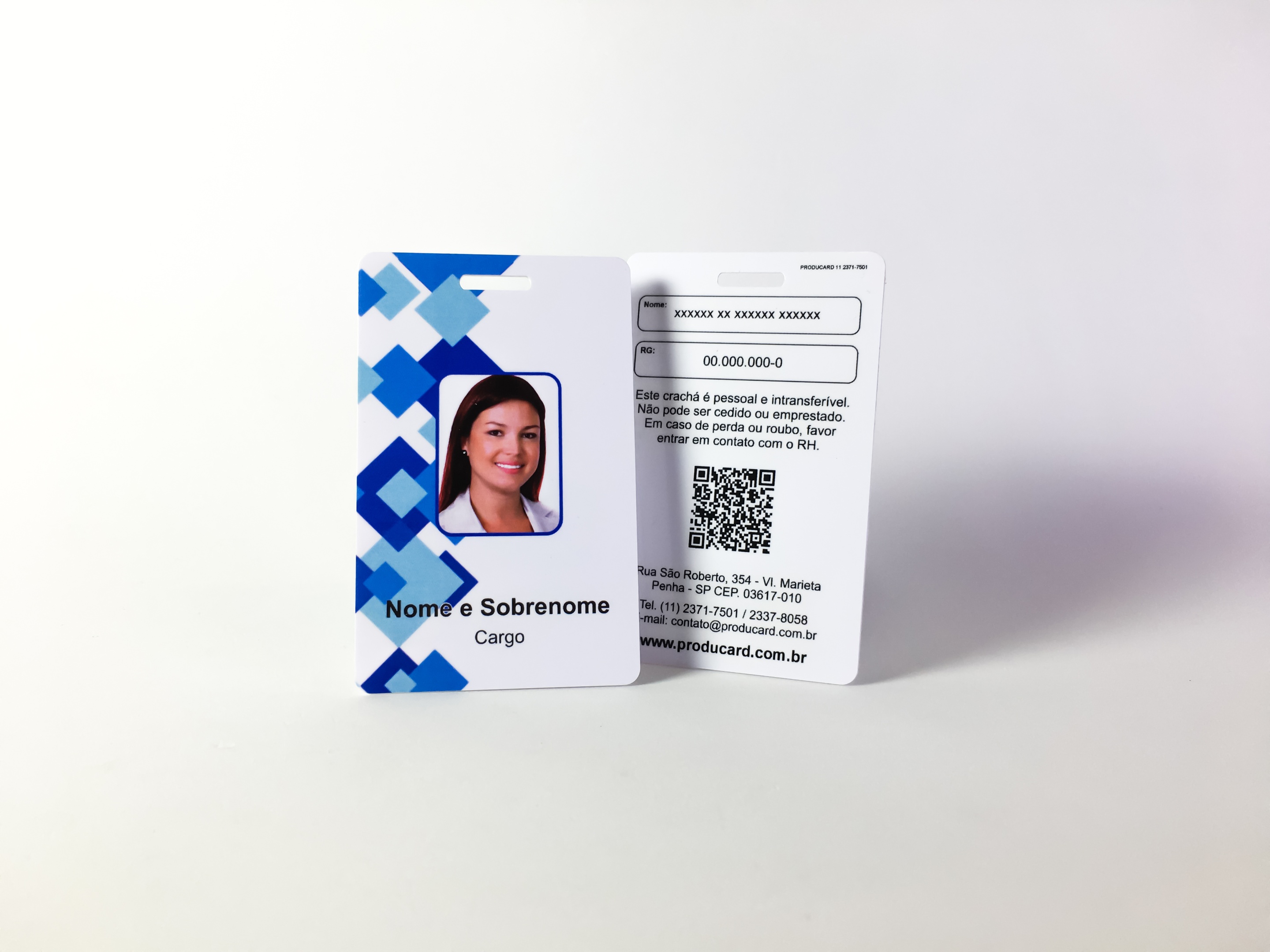 Crachá de PVC com foto e dados variáveis produzido pela Producard